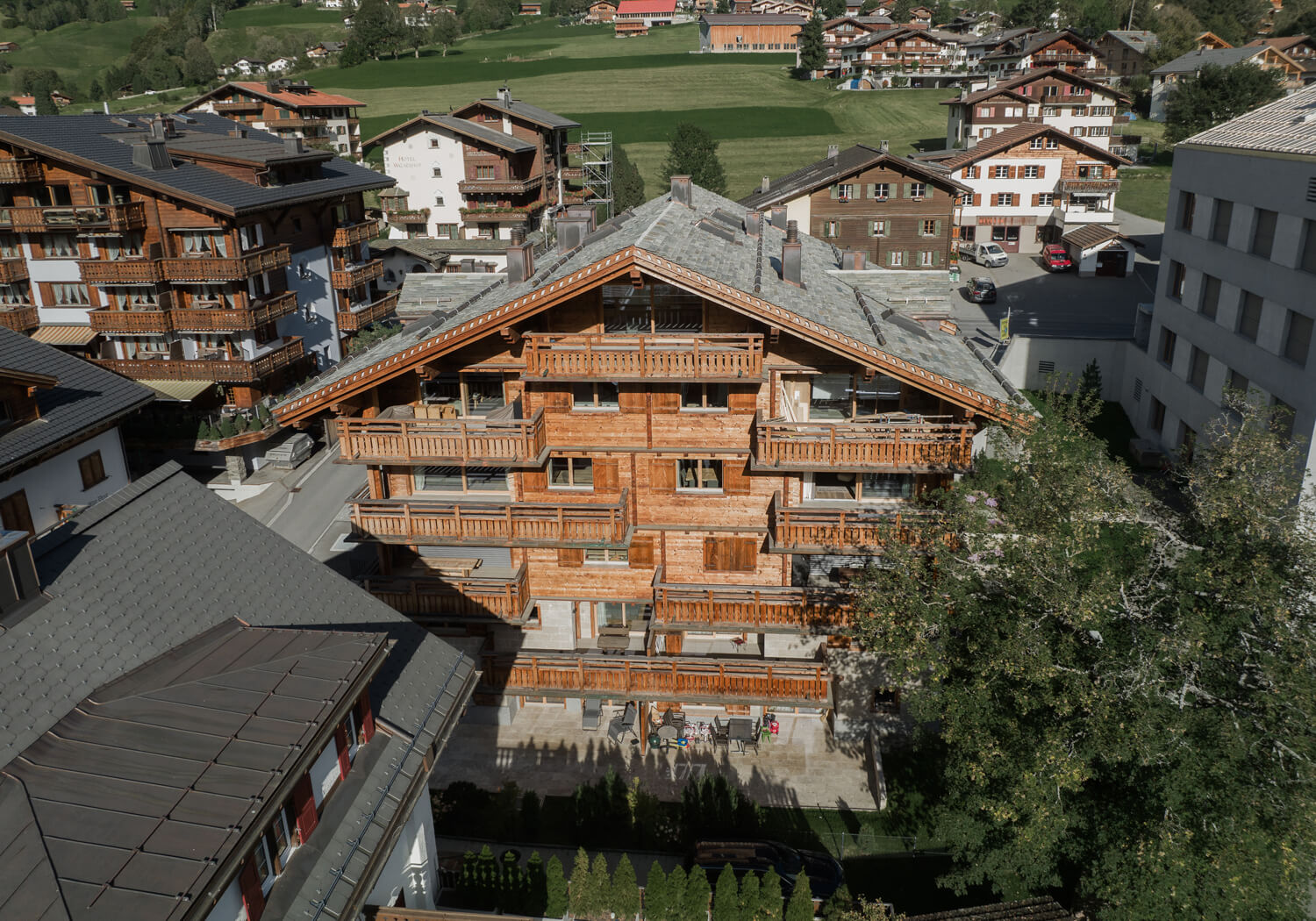 Neubau Mehrfamilienhaus Hus Theo in den Bergen - Bärtsch Architektur, Baumanagement, Innenarchitektur, Innenausbau - Klosters (Graubünden) Zürich