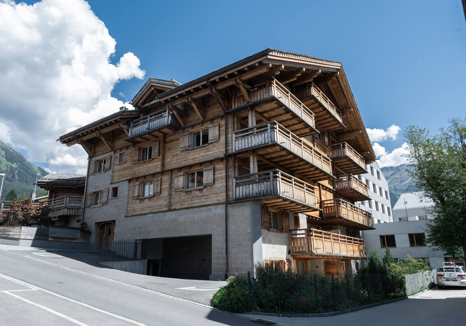 Neubau Mehrfamilienhaus Hus Theo in den Bergen - Bärtsch Architektur, Baumanagement, Innenarchitektur, Innenausbau - Klosters (Graubünden) Zürich